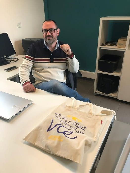 La ville de Chailles est heureuse de vous informer de l’installation d’un nouveau médecin généraliste au sein de la Maison médicale des Cormiers, permettant le renforcement de l’accès aux soins à Chailles.
Le docteur Raphaël CAPELLE ouvrira son cabinet le lundi 13 Avril 2026 et consultera les lundi, mardi, jeudi et vendredi.
Informations pratiques :
La prise de rendez-vous peut se faire directement sur www.docteurcapelle-chailles.fr ou au 02 34 46 08 50.